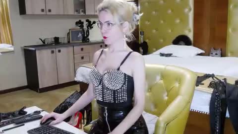 domcaprisse online show from February 2025 11:10:02 AM