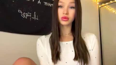 MOLLYYYY dont forget to give me a thumb up online show from November 2025 06:04:02 AM