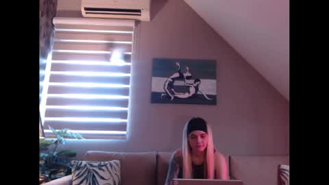 Snapshot of dreamcatcherfantasy chatting on February 2025 08:07:01 AM A girl online show from February 2025 08:07:01 AM