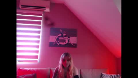 Snapshot of dreamcatcherfantasy chatting on February 2025 08:25:02 AM A girl online show from February 2025 08:25:02 AM