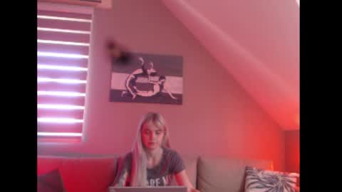 Snapshot of dreamcatcherfantasy chatting on September 2025 07:10:02 AM A girl online show from September 2025 07:10:02 AM