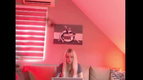 Snapshot of dreamcatcherfantasy chatting on October 2025 07:29:01 AM A girl online show from October 2025 07:29:01 AM