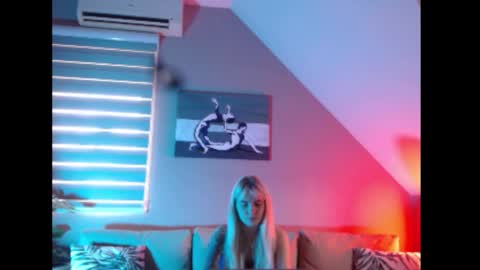 Snapshot of dreamcatcherfantasy chatting on October 2025 07:19:02 AM A girl online show from October 2025 07:19:02 AM