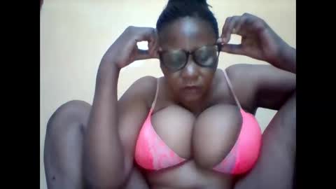 Snapshot of ebonybussy chatting on September 2025 08:16:02 AM MAMITO online show from September 2025 08:16:02 AM