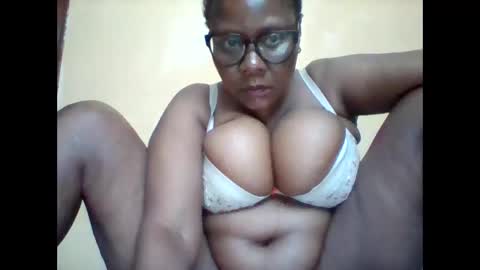 Snapshot of ebonybussy chatting on October 2025 08:11:02 AM MAMITO online show from October 2025 08:11:02 AM