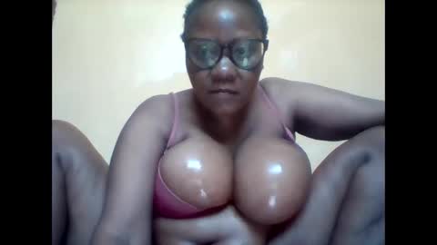Snapshot of ebonybussy chatting on October 2025 07:39:02 AM MAMITO online show from October 2025 07:39:02 AM