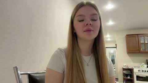 Snapshot of eddielaursen chatting on April 2026 12:49:01 PM Mia online show from April 2026 12:49:01 PM