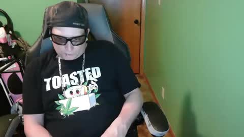 edwardaims_2please online show from April 2026 01:49:01 AM