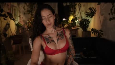 Snapshot of effylowell_ chatting on May 2026 01:56:01 AM Effy online show from May 2026 01:56:01 AM