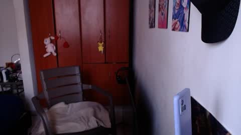 eimy_saenzz online show from April 2026 06:16:01 PM