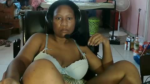 Snapshot of eirondra_valeen chatting on April 2026 05:43:01 PM Eirondra Valeen online show from April 2026 05:43:01 PM