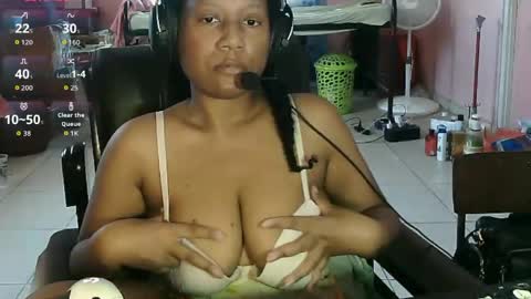 Snapshot of eirondra_valeen chatting on May 2026 01:06:01 PM Eirondra Valeen online show from May 2026 01:06:01 PM