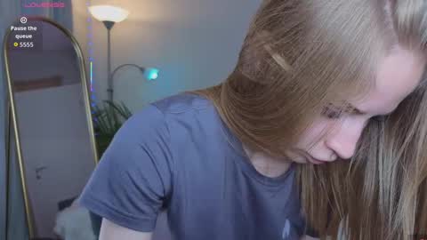 Snapshot of el1s_evans chatting on April 2026 10:07:02 AM please read my bio there is information about private shows and about my personality online show from April 2026 10:07:02 AM