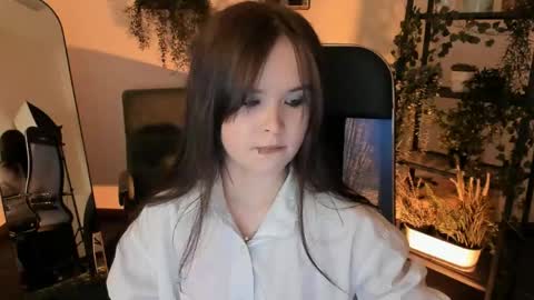 Snapshot of elainebeness chatting on April 2026 04:05:01 PM Your sweet girl online show from April 2026 04:05:01 PM