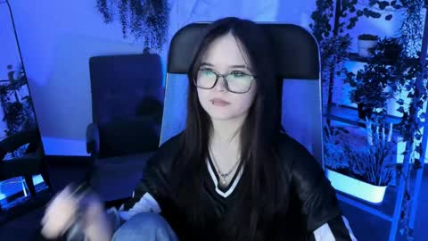 Snapshot of elainebeness chatting on April 2026 04:34:02 PM Your sweet girl online show from April 2026 04:34:02 PM