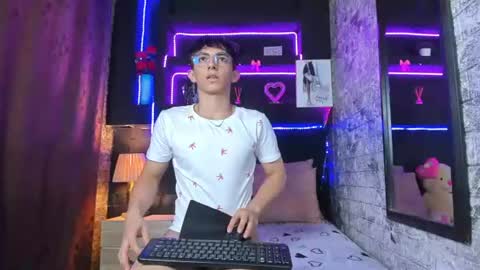 Snapshot of elangiraldo chatting on August 2026 10:15:02 PM Elan Giralon online show from August 2026 10:15:02 PM