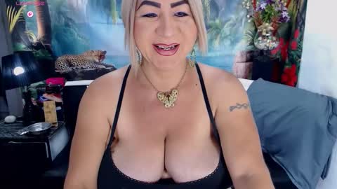 XIOMY   give LIKE on my page online show from October 2025 12:04:01 PM