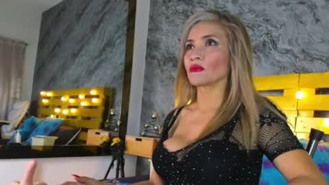 Snapshot of elena_mature chatting on January 2025 07:04:01 PM Elena online show from January 2025 07:04:01 PM