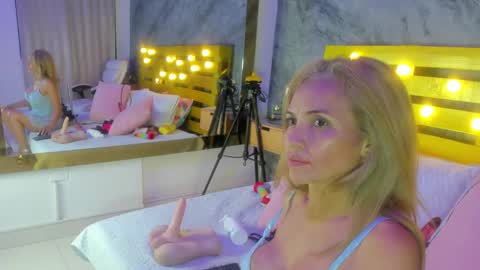 Snapshot of elena_mature chatting on February 2025 01:38:01 AM Elena online show from February 2025 01:38:01 AM