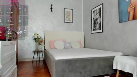 Snapshot of elinamoon_ chatting on June 2026 10:57:02 AM Elina online show from June 2026 10:57:02 AM