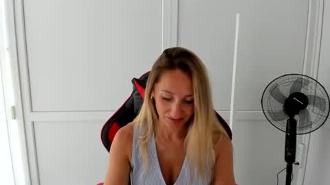 Milena online show from June 2026 06:33:01 AM