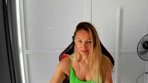 Milena online show from June 2026 06:19:01 AM