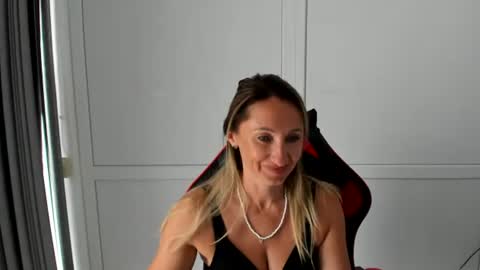 Milena online show from July 2026 11:01:02 AM
