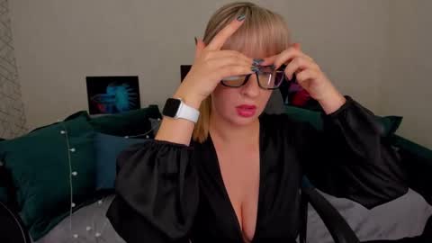 Snapshot of elisabethmills chatting on February 2025 02:37:01 PM Elisabeth online show from February 2025 02:37:01 PM