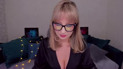 Snapshot of elisabethmills chatting on February 2025 04:14:01 PM Elisabeth online show from February 2025 04:14:01 PM