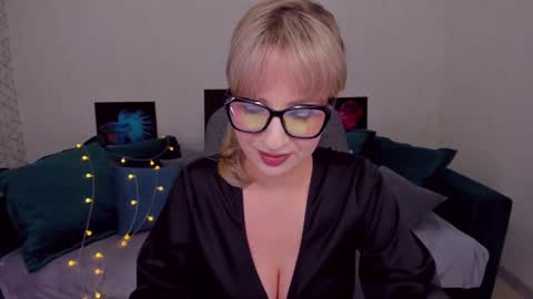 Snapshot of elisabethmills chatting on February 2025 07:17:01 PM Elisabeth online show from February 2025 07:17:01 PM