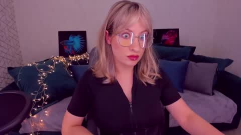 Snapshot of elisabethmills chatting on February 2025 08:36:02 PM Elisabeth online show from February 2025 08:36:02 PM