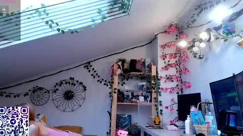 Snapshot of eliteeros chatting on May 2026 12:00:01 PM EliteEros online show from May 2026 12:00:01 PM