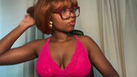 Snapshot of ella_laurel chatting on June 2026 11:47:02 AM Ella online show from June 2026 11:47:02 AM