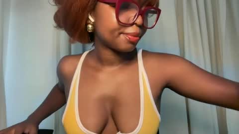Snapshot of ella_laurel chatting on June 2026 07:16:02 AM Ella online show from June 2026 07:16:02 AM