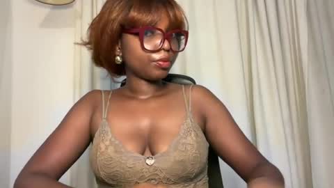 Snapshot of ella_laurel chatting on June 2026 02:53:02 AM Ella online show from June 2026 02:53:02 AM