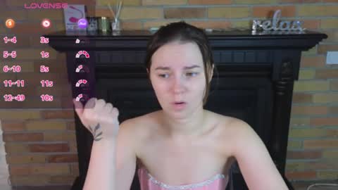 Snapshot of ellie_babyy chatting on July 2026 08:32:01 AM Ellie online show from July 2026 08:32:01 AM