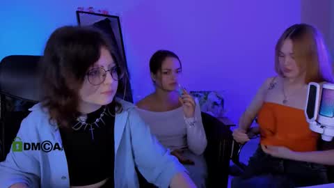 Ellie online show from October 2025 07:01:02 PM