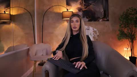 Ellie online show from November 2025 05:22:02 AM