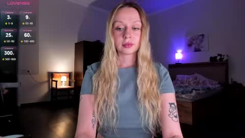 Snapshot of em_emilie chatting on April 2026 04:54:01 PM Emilie online show from April 2026 04:54:01 PM