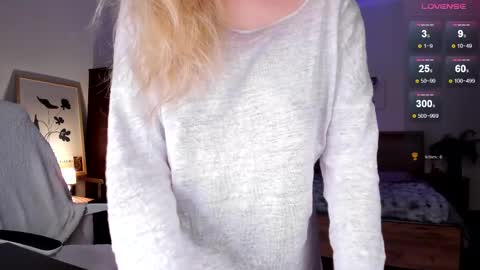 Snapshot of em_emilie chatting on April 2026 05:32:02 PM Emilie online show from April 2026 05:32:02 PM