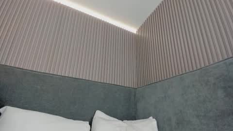 emelie_89 online show from January 2026 12:00:01 PM