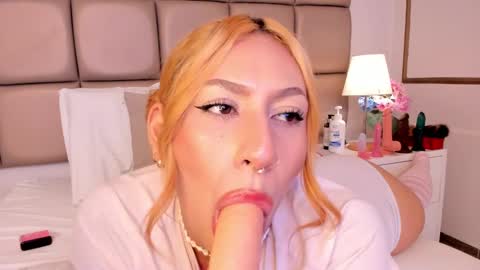 Snapshot of emiily_roberts1 chatting on January 2025 10:07:02 PM EMILY ROBERTS online show from January 2025 10:07:02 PM