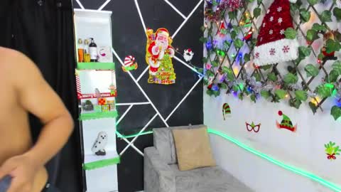 Snapshot of emilicollinss chatting on December 2024 07:33:02 AM EMILI AND GIN online show from December 2024 07:33:02 AM