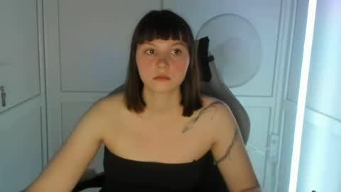 Snapshot of emilli_moon chatting on June 2026 05:55:02 PM Emmi online show from June 2026 05:55:02 PM