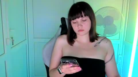 Snapshot of emilli_moon chatting on July 2026 04:07:02 AM Emmi online show from July 2026 04:07:02 AM