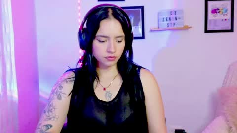 Snapshot of emily_lindey_ chatting on June 2026 05:00:01 AM Emily Lindey online show from June 2026 05:00:01 AM