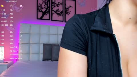 Snapshot of emily_roux chatting on January 2025 04:01:02 AM EMILY online show from January 2025 04:01:02 AM