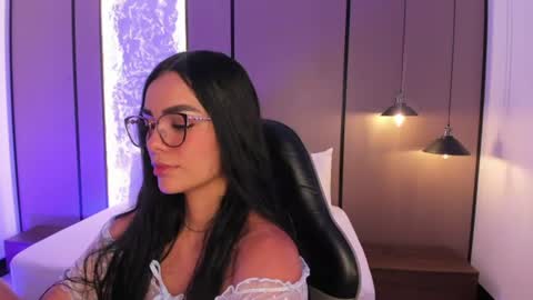 Snapshot of emily_tolson chatting on June 2026 09:25:02 PM emily_tolson online show from June 2026 09:25:02 PM