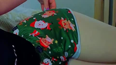 Snapshot of emilyart_ chatting on December 2024 09:06:01 PM artist Emily online show from December 2024 09:06:01 PM