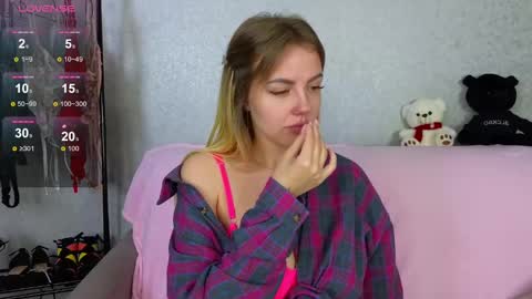 Snapshot of emilyrobbie chatting on February 2025 11:16:01 PM Emily Robbie online show from February 2025 11:16:01 PM